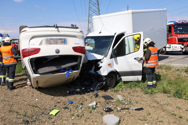 Auto bei schwerem Crash zwischen PKW und Klein-LKW in Wels-Oberthan berschlagen