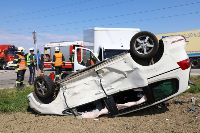 Auto bei schwerem Crash zwischen PKW und Klein-LKW in Wels-Oberthan berschlagen