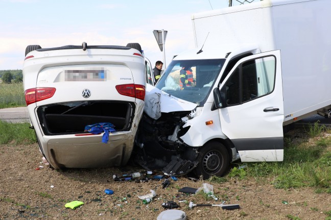 Auto bei schwerem Crash zwischen PKW und Klein-LKW in Wels-Oberthan berschlagen