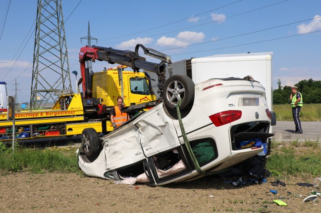 Auto bei schwerem Crash zwischen PKW und Klein-LKW in Wels-Oberthan berschlagen