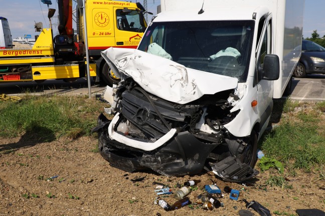 Auto bei schwerem Crash zwischen PKW und Klein-LKW in Wels-Oberthan berschlagen