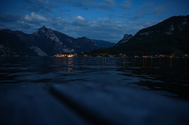 Kanu im Traunsee gekentert: Wasserrettung und Feuerwehr zu Personenrettung bei Traunkirchen alarmiert