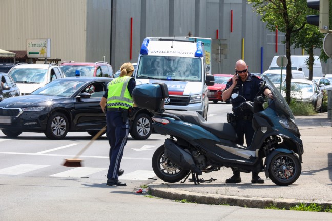 Lenker eines Dreirad-Motorrollers bei Auffahrunfall in Wels-Pernau verletzt