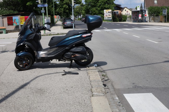 Lenker eines Dreirad-Motorrollers bei Auffahrunfall in Wels-Pernau verletzt