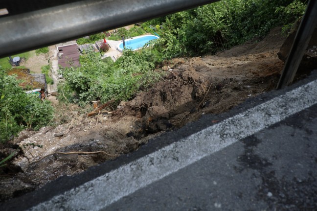 Unwetterschäden: Umfangreiche Sicherungsmaßnahmen nach Hangrutschungen entlang der Traunuferstraße