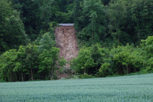 Unwetterschäden: Umfangreiche Sicherungsmaßnahmen nach Hangrutschungen entlang der Traunuferstraße