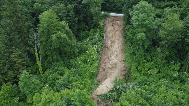 Unwetterschäden: Umfangreiche Sicherungsmaßnahmen nach Hangrutschungen entlang der Traunuferstraße