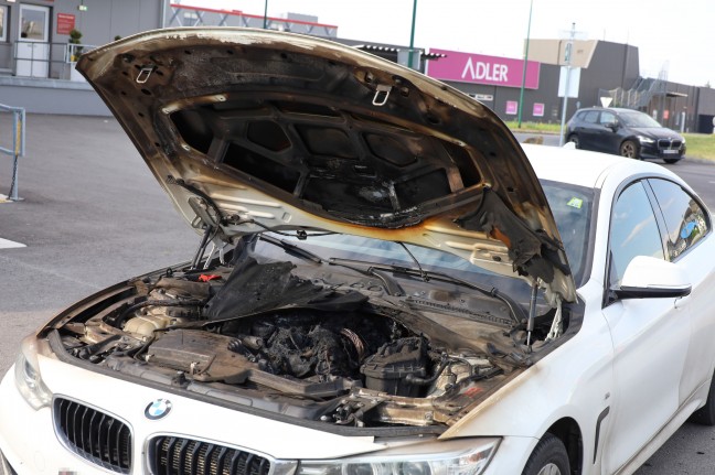 Brand im Motorraum eines PKW in Wels-Lichtenegg rasch gel�scht