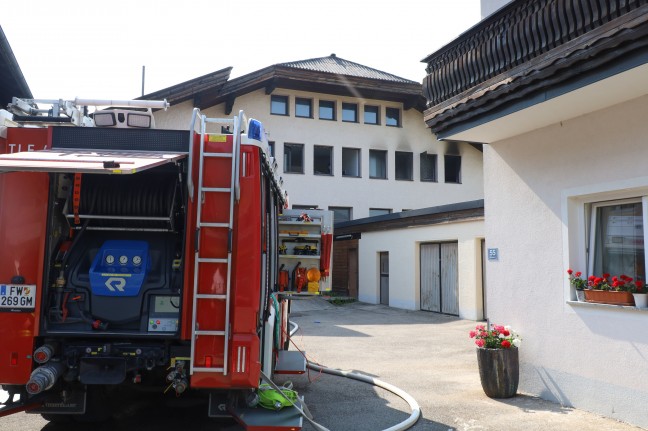 Drei Feuerwehren bei Zimmerbrand in einem Wohnhaus in Scharnstein im Einsatz