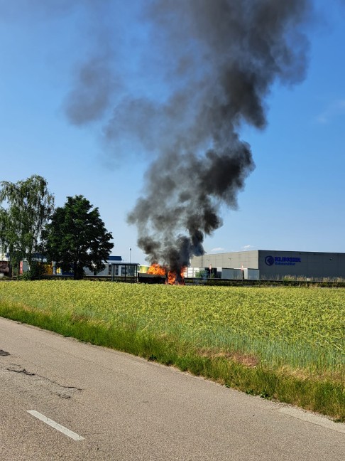 Vollbrand eines Pritschenwagens auf Wiener Straße bei Marchtrenk