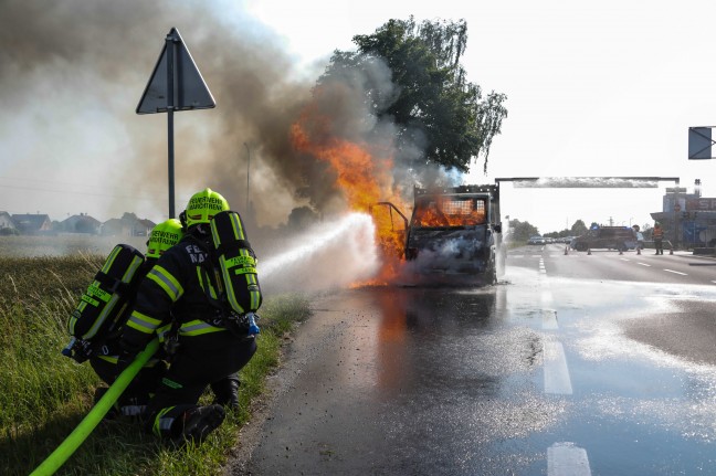 Vollbrand eines Pritschenwagens auf Wiener Straße bei Marchtrenk