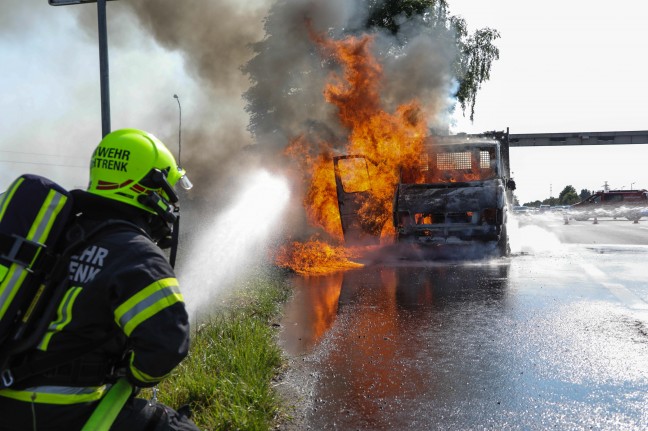 Vollbrand eines Pritschenwagens auf Wiener Strae bei Marchtrenk