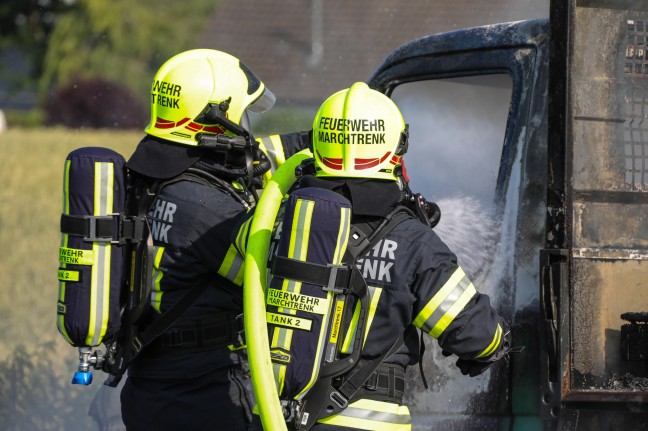 Vollbrand eines Pritschenwagens auf Wiener Straße bei Marchtrenk