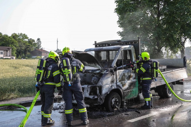 Vollbrand eines Pritschenwagens auf Wiener Straße bei Marchtrenk