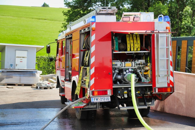 Drei Feuerwehren bei Brand auf Dach eines Wohnhauses in Kirchschlag bei Linz im Einsatz