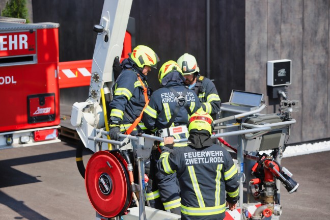 Drei Feuerwehren bei Brand auf Dach eines Wohnhauses in Kirchschlag bei Linz im Einsatz