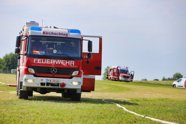 Drei Feuerwehren bei Brand auf Dach eines Wohnhauses in Kirchschlag bei Linz im Einsatz