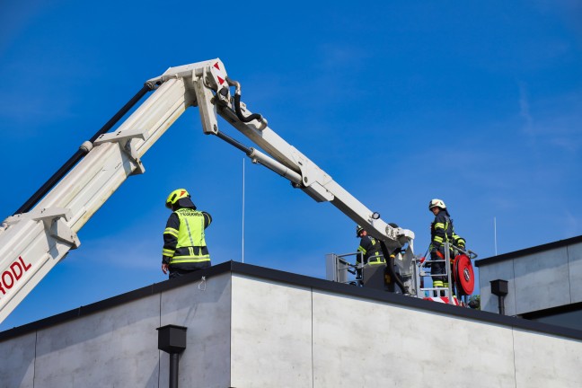 Drei Feuerwehren bei Brand auf Dach eines Wohnhauses in Kirchschlag bei Linz im Einsatz