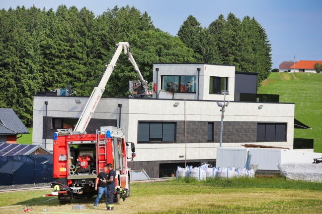 Drei Feuerwehren bei Brand auf Dach eines Wohnhauses in Kirchschlag bei Linz im Einsatz