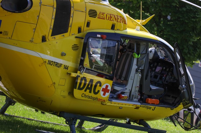 Notarzthubschrauber am Gelände einer Berufsschule in Wels-Pernau im Einsatz