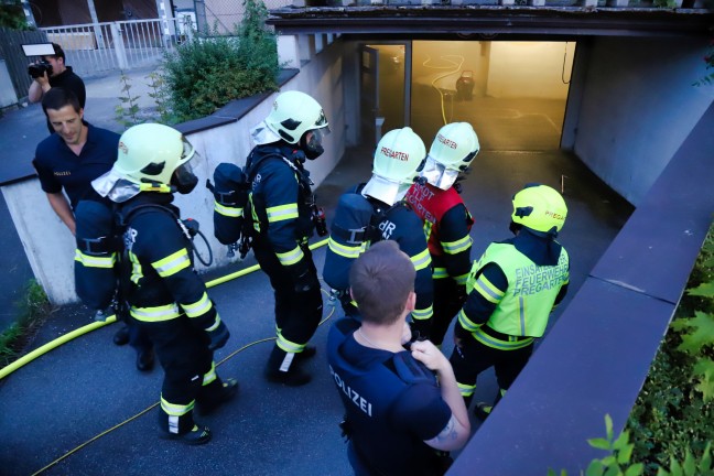 Drei Feuerwehren bei Kellerbrand in einem Mehrparteienwohnhaus in Pregarten im Einsatz