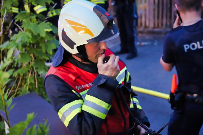 Drei Feuerwehren bei Kellerbrand in einem Mehrparteienwohnhaus in Pregarten im Einsatz