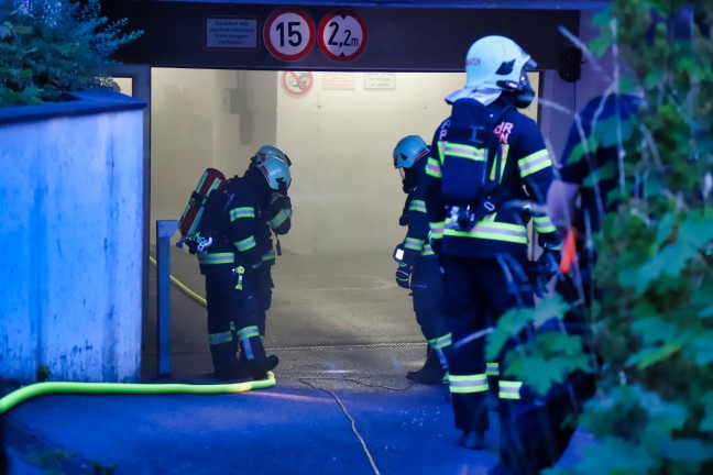 Drei Feuerwehren bei Kellerbrand in einem Mehrparteienwohnhaus in Pregarten im Einsatz