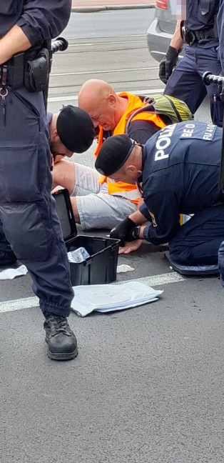 Klimakleber blockierten die Nibelungenbr�cke in Linz-Urfahr