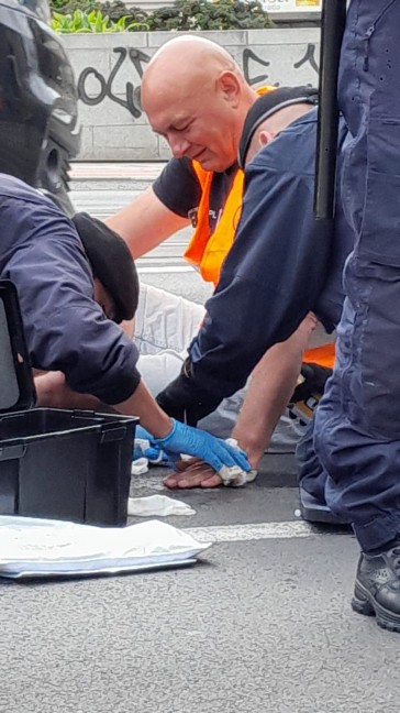Klimakleber blockierten die Nibelungenbr�cke in Linz-Urfahr