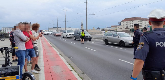 Klimakleber blockierten die Nibelungenbr�cke in Linz-Urfahr