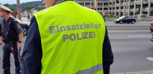 Klimakleber blockierten die Nibelungenbr�cke in Linz-Urfahr