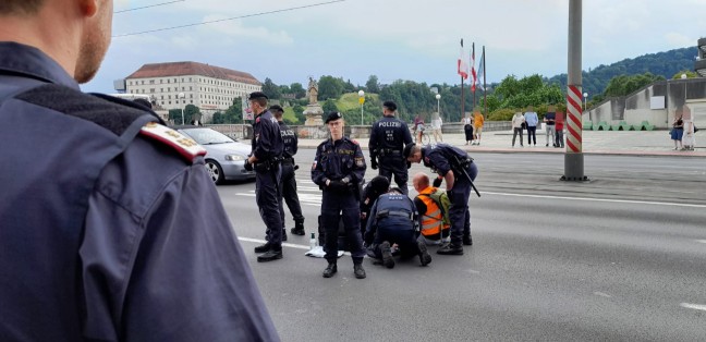 Klimakleber blockierten die Nibelungenbr�cke in Linz-Urfahr