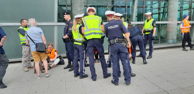 Klimakleber blockierten die Nibelungenbr�cke in Linz-Urfahr