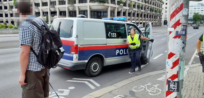 Klimakleber blockierten die Nibelungenbr�cke in Linz-Urfahr