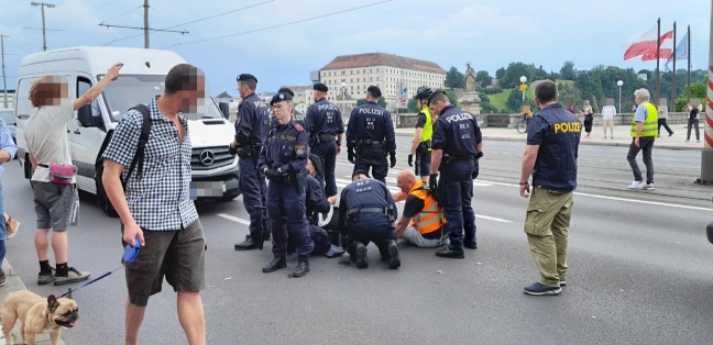 Klimakleber blockierten die Nibelungenbr�cke in Linz-Urfahr