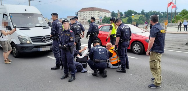 Klimakleber blockierten die Nibelungenbr�cke in Linz-Urfahr