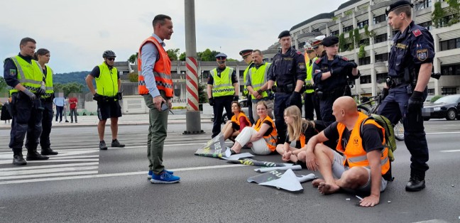 Klimakleber blockierten die Nibelungenbrcke in Linz-Urfahr