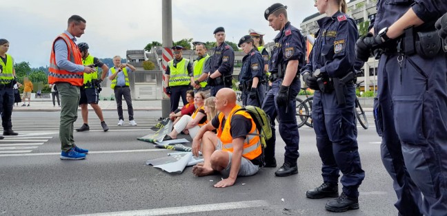 Klimakleber blockierten die Nibelungenbr�cke in Linz-Urfahr