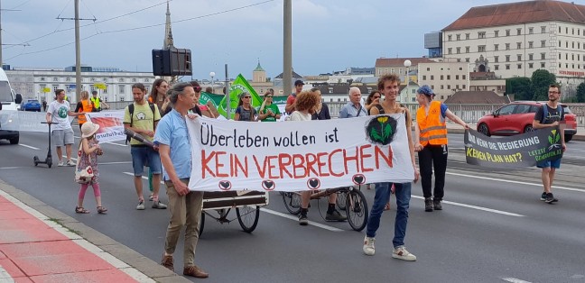 Klimakleber blockierten die Nibelungenbrcke in Linz-Urfahr