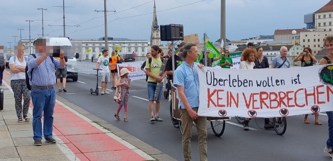 Klimakleber blockierten die Nibelungenbr�cke in Linz-Urfahr