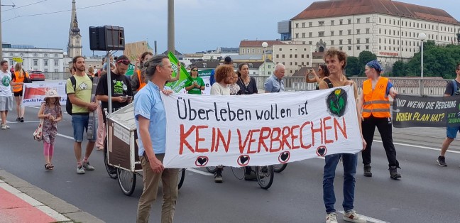 Klimakleber blockierten die Nibelungenbr�cke in Linz-Urfahr