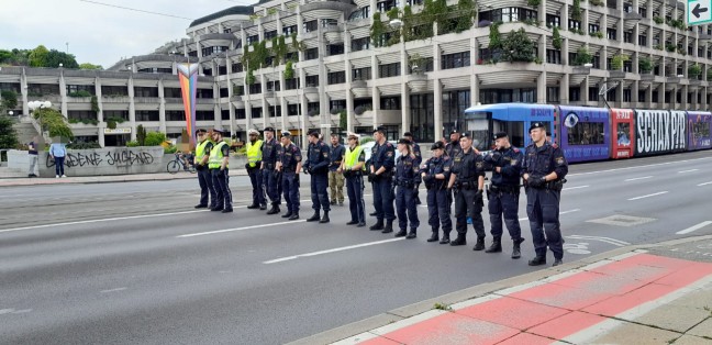 Klimakleber blockierten die Nibelungenbrücke in Linz-Urfahr