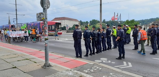 Klimakleber blockierten die Nibelungenbr�cke in Linz-Urfahr