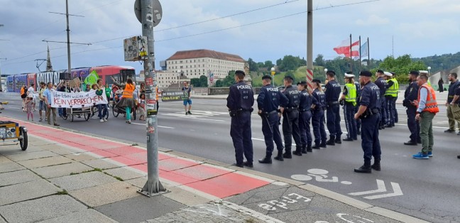 Klimakleber blockierten die Nibelungenbrücke in Linz-Urfahr