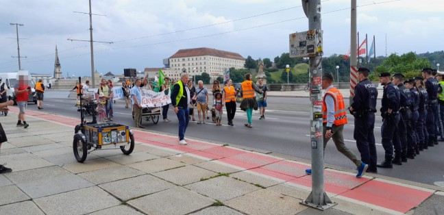 Klimakleber blockierten die Nibelungenbr�cke in Linz-Urfahr