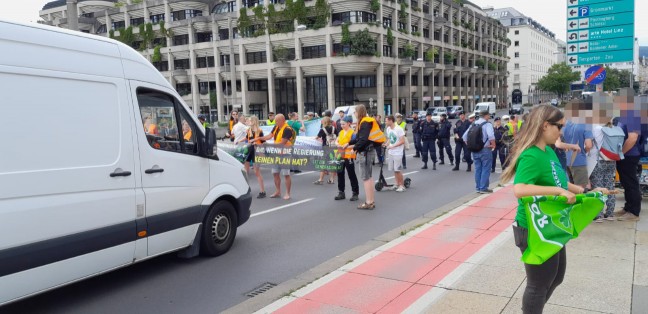 Klimakleber blockierten die Nibelungenbr�cke in Linz-Urfahr
