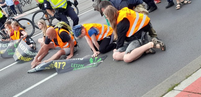 Klimakleber blockierten die Nibelungenbr�cke in Linz-Urfahr