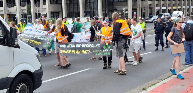 Klimakleber blockierten die Nibelungenbrücke in Linz-Urfahr