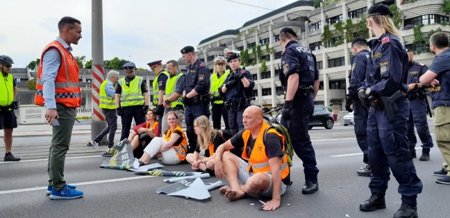 Klimakleber blockierten die Nibelungenbrücke in Linz-Urfahr