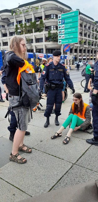 Klimakleber blockierten die Nibelungenbr�cke in Linz-Urfahr